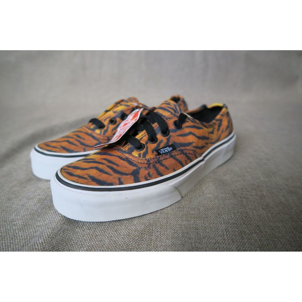 NWT Vans Authentic Unisex Womens 5